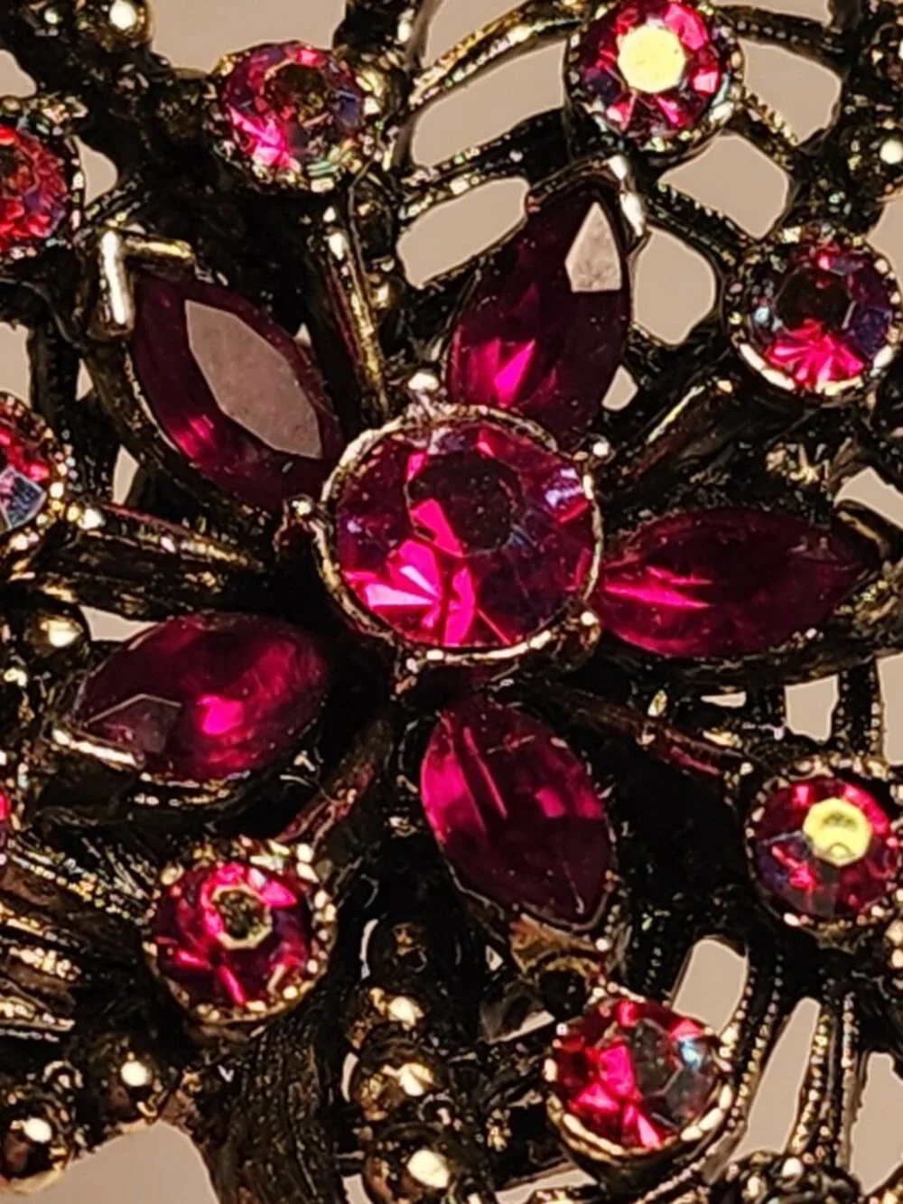 VINTAGE Gold-Toned Metalwork Brooch Adorned With Crimson Iridescent Rhinestones